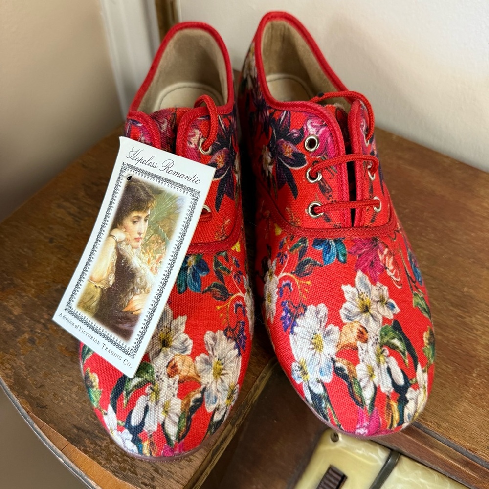 Hopeless Romantic Floral Lace-Up Shoes Red Canvas Size 10 — Victorian Trading Co - Picture 3 of 6